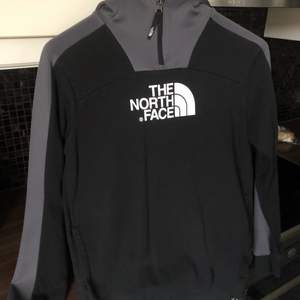 The north face hoddie i strl S. Knappt använd och är som i nyskick! Nypris 900kr och pris kan disskuteras