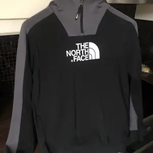 The north face hoddie i strl S. Knappt använd och är som i nyskick! Nypris 900kr och pris kan disskuteras