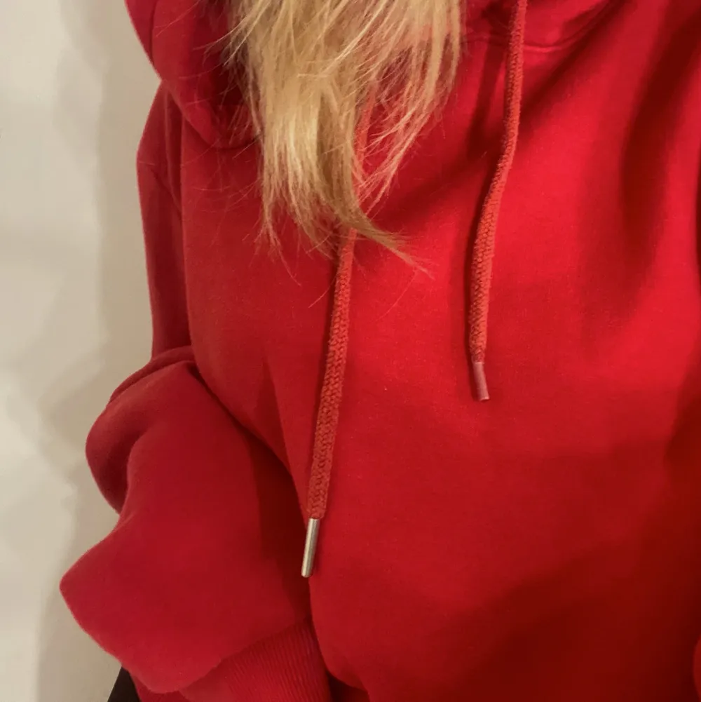 Röd hoodie, knappt använd💞. Hoodies.