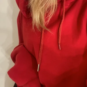 Röd hoodie  - Röd hoodie, knappt använd💞