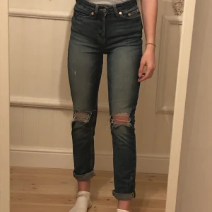 Lager 157 straight leg jeans  - Jättesnygga jeans med hål vid knäna. Från Lager 157. Köpt drygt 1 är sedan för 300kr, säljer för 150 kr (frakten ingår ☺️). Inga defekter eller fel på plagget. Dm för bilder. 