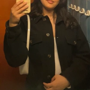 Zara kappa  - Säljer denna snygga slutsålda zara kappa då jag inte finner användning för den längre. Denna kappa kan stylas på många olika sätt och den passar till allt möjligt. Den funkar för både vinter och höst beroende på hur du tar på dig den😛.  Säljer den för 230+ frakt. Strl S.