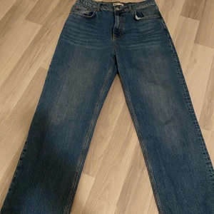 Gina tricot mom jeans, storlek 42 - Mörk blåa mom jeans, storlek 42 köpt men aldrig använt, luftiga, sköna att ha. 