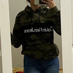 Hoddie  - En grön och svart hoddie i strl L men sitter som en S. Aldrig använd och är i bra skick 