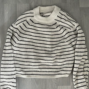Randig tröja  - En randig tröja ifrån Gina tricot. Näst intill oanvänd💖 tröjan är en xxs men är ganska boxig i modellen så passar även lite större.