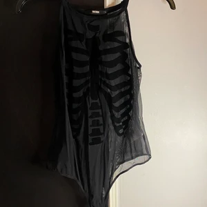 Body Biknok - En body från BikBok med skelett mönster i storlek L. Använd endast 1 gång