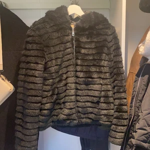 Jacka från tessie - Jacka köpt på tessie för 3 år sedan, knappt använd, storlek M, men liten i storleken passar mig som är 34. I priset ingår frakt. Fuskpäls!