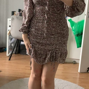 Skitsnygg klänning - Köpt för 120kr ifrån SHEIN, helt oanvänd! Stl S 