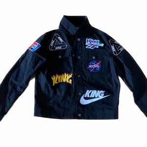 ”King” Svart jeansjacka med patches - Svart jeansjacka med roliga patches/tygmärken som är parodier på loggor men det står ”king” istället. Köpt på Emmaus för 450 kr men aldrig använd då jag inte gillar hur den sitter på mig. Storlek medium men passar alla kings 😁