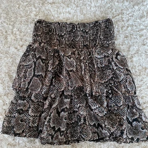 Volangkjol - Populär volangkjol i ormmönster. Skulle säga att den är en XS/S