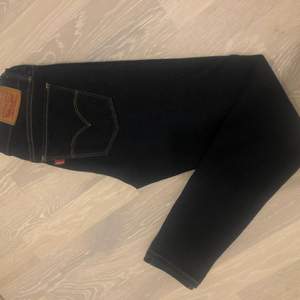 Ett par så snygga mörkblåa Levis super skinny jeans!! Aldrig använda☺️ pris kan alltid diskuteras 