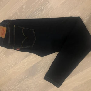 Levis super skinny jeans - Ett par så snygga mörkblåa Levis super skinny jeans!! Aldrig använda☺️ pris kan alltid diskuteras 