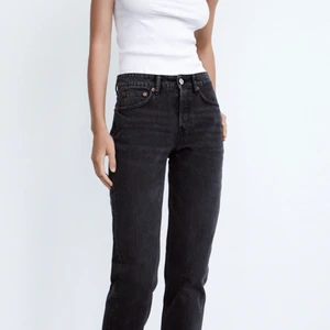 Zara jeans - Säljer dessa svarta zarajeans (midwaist) då de är för små för mig. Är vanligtvis en M/36 men jag skulle säga att de är lite små i storleken. Är 168cm lång och de passar perfekt i längden☺️ skriv så kan jag skicka fler bilder💕💕
