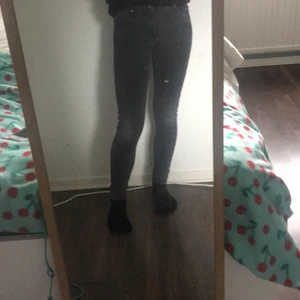 Jeans - Lite mer gråaktiga jeans som passar XXS/XS. Använda någon gång men i ett helt okej skick,de har ett hål i sig som jag inte vet om det ska vara där men det är snyggt. Kontakta mig vid frågor eller bättre bilder då ljuset inte är bra!💕
