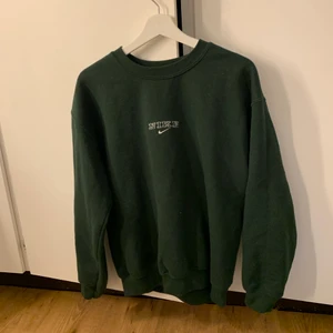 Nike vintage sweatshirt - Lägger upp igen pga oseriösa köpare. Jag säljer min trendiga sweatshirt som jag köpte för något år sedan i en secondhandbutik i Göteborg då den inte längre kommer till användning. Den har inga defekter, väldigt behaglig att ha på sig. Den har en lite mer lös passform men den är inte för lång vilket jag tycker är perfekt. Skriv för mer bilder eller om du har andra frågor!