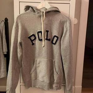 Ralph Lauren Hoodie - En väldigt fin hoodie från Ralph Lauren som jag säljer då den tyvärr är för liten för mig.   Hör av dig om du har några funderingar! :))