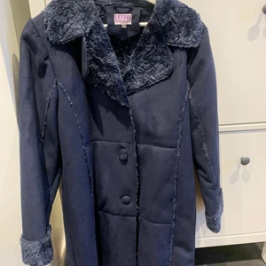 Kappa kappor jacka jackor  - En marinblå jacka, fodrad med värmande Teddy päls (inte äkta) bra skick 