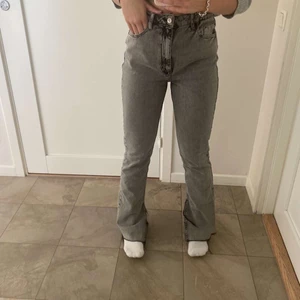 Zara jeans - Säljer min snygga Zara jeans då de inte kommer till användning längre. De e sparsamt använda och är storlek 38.