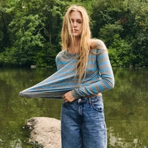 Zara tröja strl s - Nu söljer ja denna super fina och populära stickade tröjan från zara!!! Köpte den för kanske 1 månad sedan men har inte kommit till användning då det inte riktigt var min stil tyvärr. Den är i nyskick💕💕💕