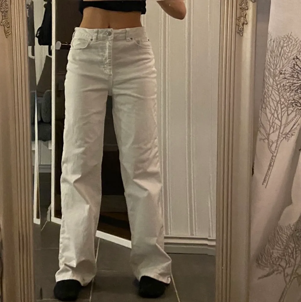 Säljer ett par fina och sköna raka jeans med hyffsat hög midja! Lite för långa för mig som är 1,58-1,60. Startpris: 90 kr går att buda!💕💕💕. Farkut & Housut.