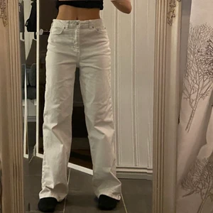 Vita jeans - Säljer ett par fina och sköna raka jeans med hyffsat hög midja! Lite för långa för mig som är 1,58-1,60. Startpris: 90 kr går att buda!💕💕💕