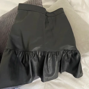 skinnkjol  - Superfin skinnkjol med volang!💘