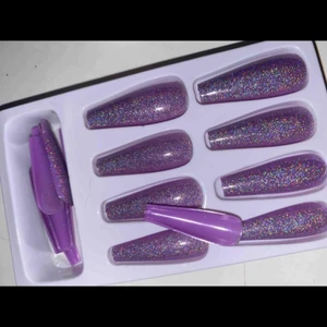 Lösnaglar  - Ett par jätte fina glittriga lösnaglar, perfekt för dom som gillar lösnaglar som är långa och spetsiga. Nagellim angår. Inte använt naglar. 