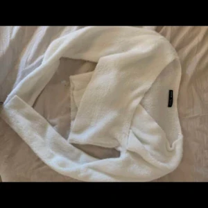 Troja  - En vit v ringad tröja, jätte fin och bara använts några gånger, tyget är ganska spetsigt. Tröjan från shein, köpte den för 150kr och sålls för 80kr