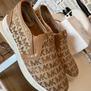 Mickael Kors skor  - Säljer mina MK skor för 150kr plus frakt 66kr. Knappt använda då dom har varit lite för stora för mig! Sulor sitter bak i hälen som jag har satt dit själv, men kan tas bort om man vill de!