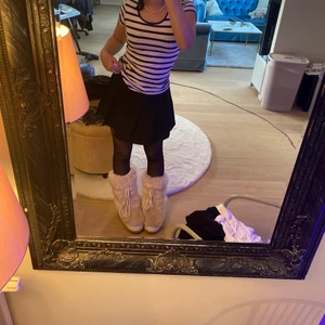 Coola boots - Säljer dessa sköna coola boots, tycker själv det är lite av Stockholms stilen då man typ har sånna skor, dem är så jävla snygga till ett par strump byxor, tjock tröja o kjol, lite av det jag visade på bilderna är inte slitna något stans och är aldrig använda om ni är intresserade lägg ett bud eller kom privat om ni har några frågar💕💕kom privat för frakt också😌😌frakten är nog ca 60