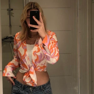 Skjorta  - skitsnygg skjorta som tyvvär aldrig användts. Passar nog allt från xs-L 💕