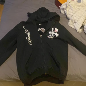 edhardy hoodie - den sitter ganska litet så skulle nog mer säga M/L