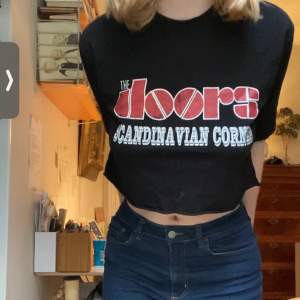 Croppad tshirt från en konsert av the doors. Logga fram och bak. Nyskick, sällan använd. Passar storlek small och medium. Skriv vid frågor om exakta mått/detaljer! 