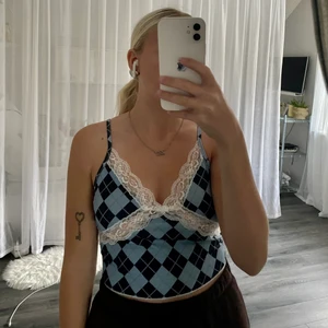 Topp - Säljer denna topp från shein då den är lite liten för min byst. Aldrig använd och i fint skick. Köparen betalar för frakten och katt finns i hem ☁️🤍