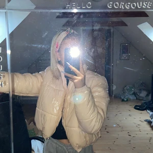 Glansig jacka - Nu säljer jag min älskade glansiga jacka som bara är provad. Säljer den för den kommer knappt till användning, en jätte fin jacka ifrån chiquelle. Nypris 800kr. Köparen står för frakten.