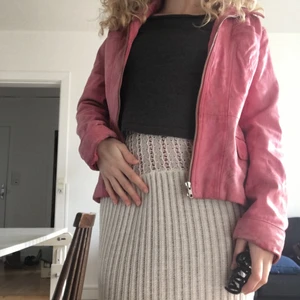 Slidt pink læderjakke - Flot læderjakke i pink. Str er L, men er selv en S og passer mig fint. Derudover er den ret slidt, men det giver den et fedt look