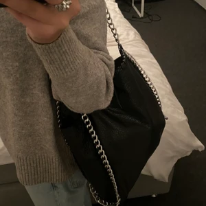 Tiamo väska  - Säljer billigt 200 , har lite defekter därför de låga priset (skriv privat för att se bild på defekterna) Köparen står för frakt 