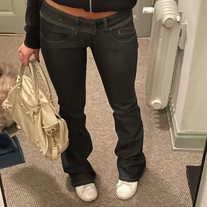 Lågmidjade pepe jeans - SÅÅÅÅ GALET snygga lågmidjade jeans i den perfekta mörka färgen!!!! Kommer passa någon som är runt 170 eller längre skulle jag säga, säljer nämligen pga att det är för långa för mig som är 163. Budgivning startar på 299kr💕💕💕 HELT OANVÄNDA, lapp kvar som man kan se på sista bilden. Om jag och en kund kommer överens om ett direkt pris tar jag det!! (Så att ni är medvetna)