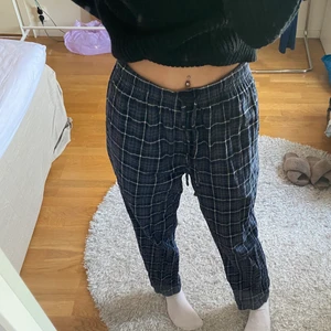 Blåa pyjamasbyxor - Pyjamasbyxor i färgerna marinblå, blå, vit & någon typ av beige💙 Från dressman och nästan aldrig använda, alltså jättefint skick! Inköpta för 300kr