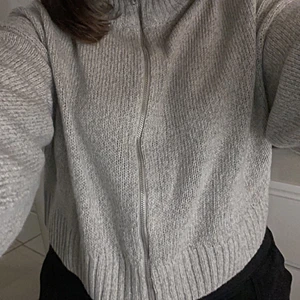 Grå stickad zipup - Super fin grå stickad zipup! Använd en gång i toppskick! Storlek S, säljer för 179kr ink frakt. Först till kvarn!