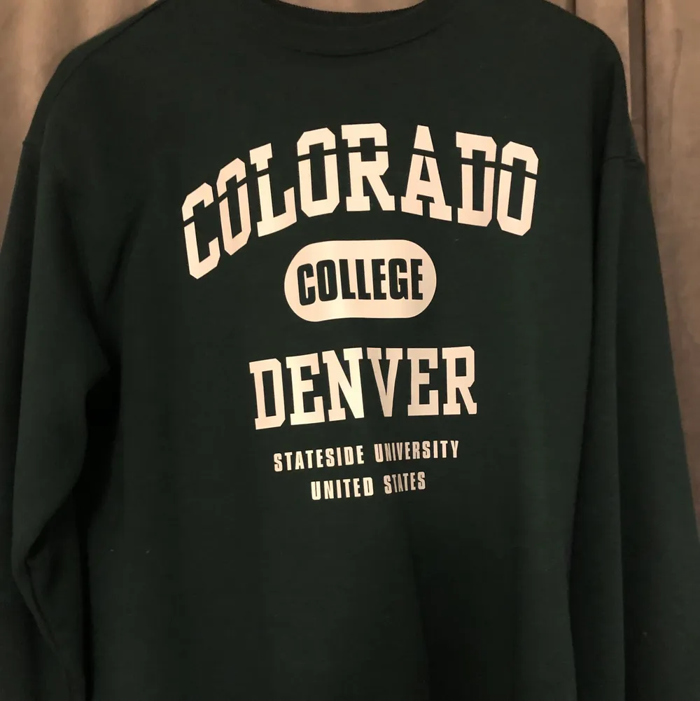 Snygg sweatshirt i mörkgrön färg från hm. Köpte för 250. . Hoodies.