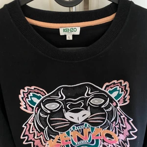 Kenzo tröja storlek L - Säljer min svarta kenzo tröja i storlek L men är mer som en M/S. Bra skick använd få gånger. ÄKTA 