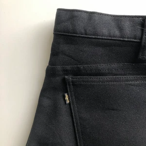Levi's straight trouser - Svarta raka Levi's kostymbyxor i storlek W32 L34, midwaist, tjockt tyg, galet snygga<3! Passar stl. 38