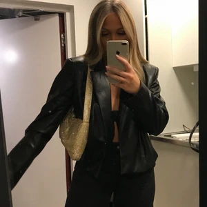 Croppad skinn kavaj från hm! - Kavajen är köpt på hm och är croppad! Den är i storlek M då jag inte ville ha den för kort! Använd ett fåtal gånger! 💕