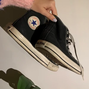  Converse Svarta - Svarta converse storlek 39. Köpte de på pick men inte andhämtning pga att de är lite för stora för mig som har storlek 38. 