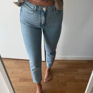 Jättefina jeans från Gina Tricot i färgen light blue💖 strl 36 och petite (lite kortare i benen än de vanliga), sparsamt använda💖 Ord. Pris 499kr💖