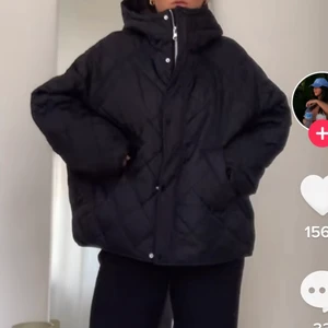 Intressekoll på slutsåld jacka - Superfin jacka från H&M som köptes för ungefär en månad sen. Den har varit slutsåld till och från på deras hemsida sedan dess. Får tyvärr inte så tillfällen att andvända den :(