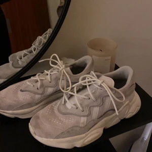 Adidas sneakers storlek 35 - I väldigt bra skick, använda ett fåtal gånger