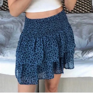 Blå volangkjol - Mycket populär blå volangkjol från Kappahl i storlek 170, passar S-L. Använd endast två gånger väldigt sparsamt men säljer då den inte kommer till användning längre