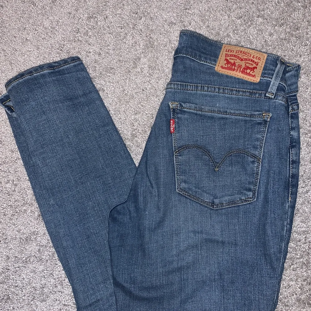 Ljusblå jeans i bra skick. Säljer då dem tyvärr blivit för små. Passar strl xs/s ungefär. Midjan är low rise.. Jeans & Byxor.